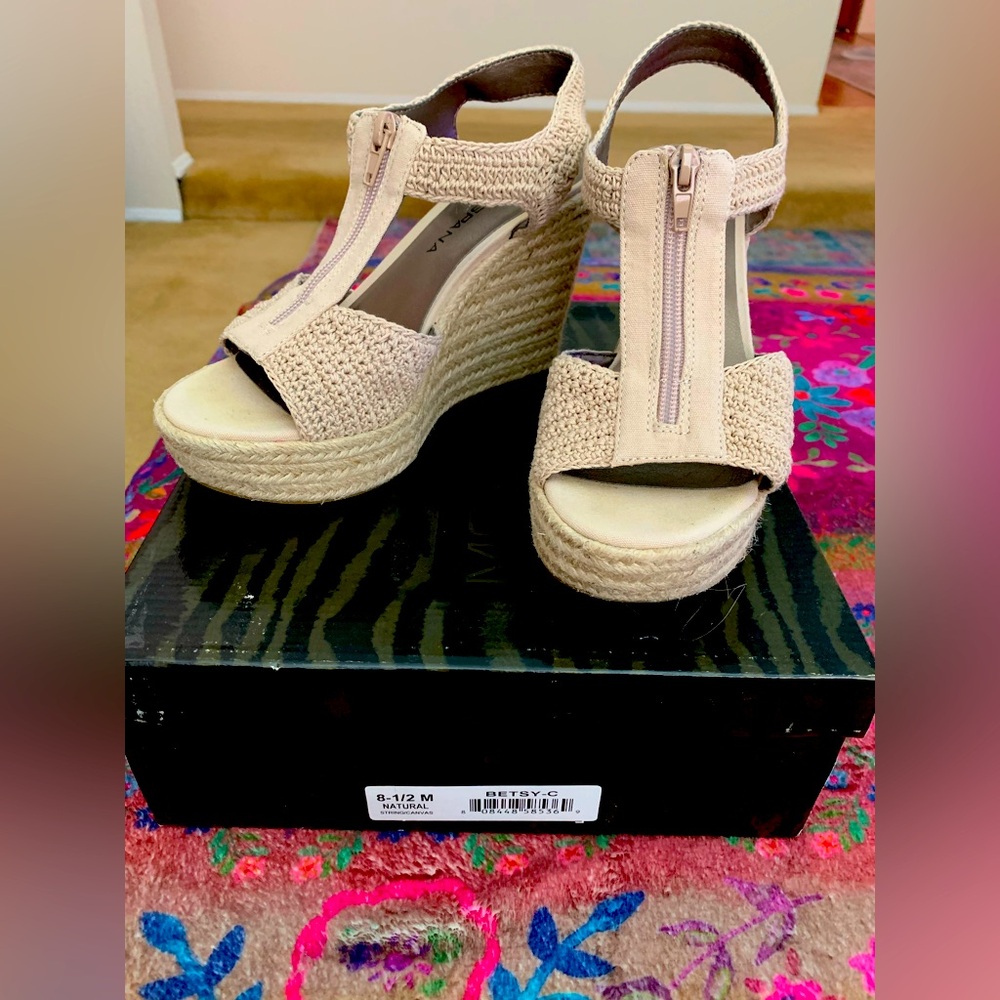 Moda Spana Cream Wedge Sandals with T-Strap Design